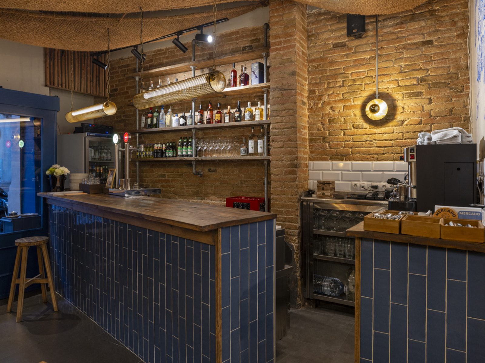 TABERNA CEVICHERA - MERCADO CENTRAL_Interiorismo restaurantes